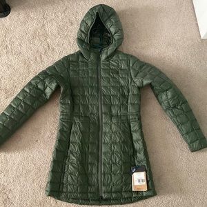 North face women’s small slim fit hip length puffer jacket